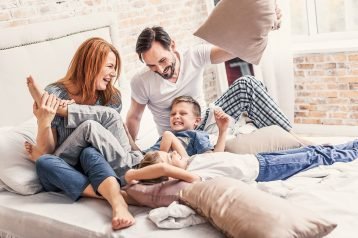 1677990988_en-idei-club-p-happy-family-in-a-comfortable-home-instagr-23 Dallas Window Film Installation | OOVO Expert Tinting Services